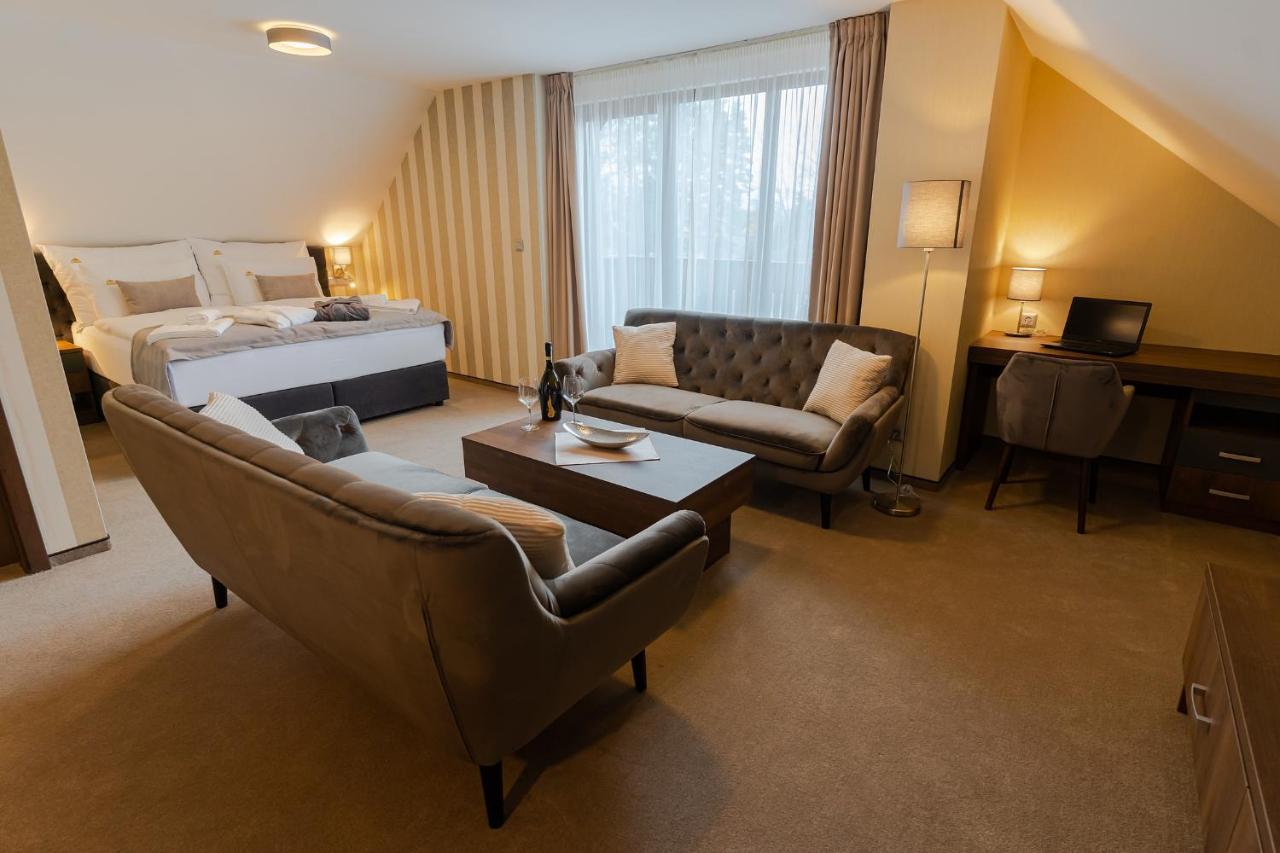 Hotel Demaenova **** Липтовски-Микулаш Экстерьер фото