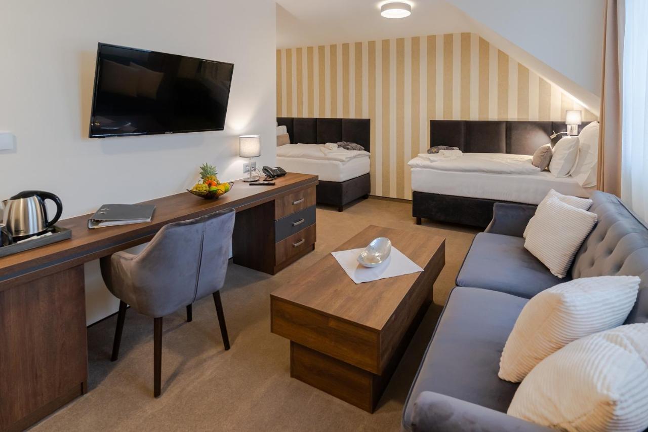 Hotel Demaenova **** Липтовски-Микулаш Экстерьер фото
