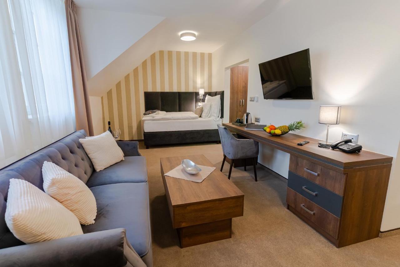 Hotel Demaenova **** Липтовски-Микулаш Экстерьер фото