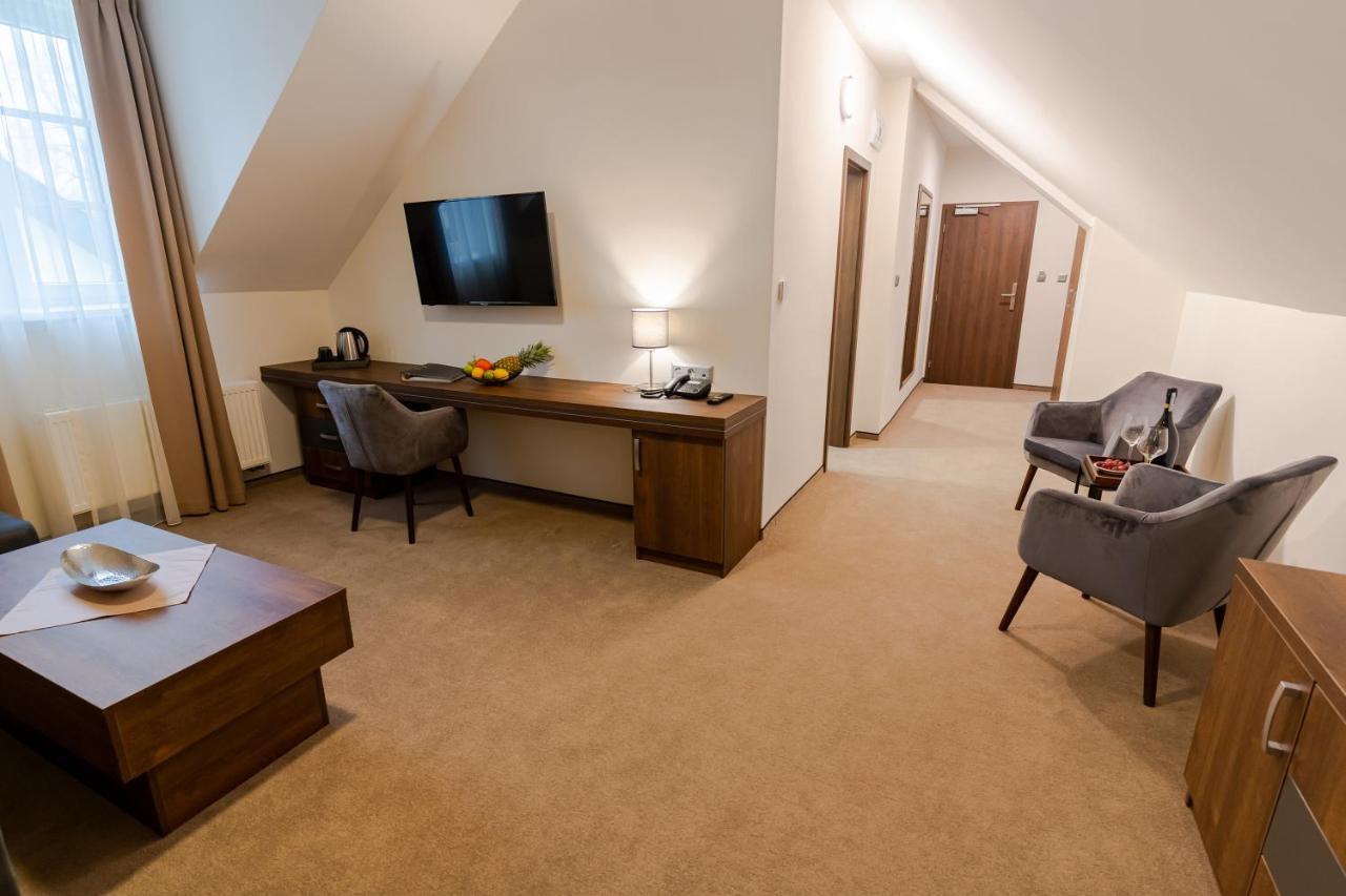 Hotel Demaenova **** Липтовски-Микулаш Экстерьер фото